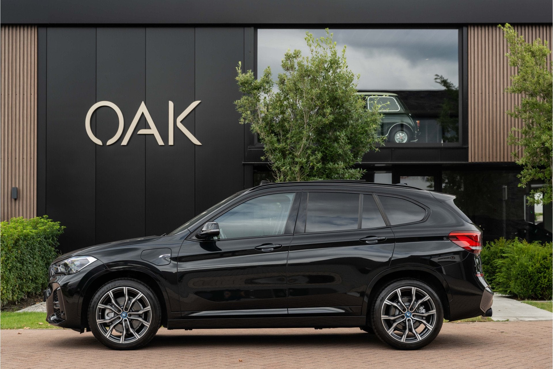 BMW X1 xDrive25e | M-Sport | Navi | Panorama | Leder | Memor, Auto's, Gebruikt, Zwart, Bedrijf, Vierwielaandrijving