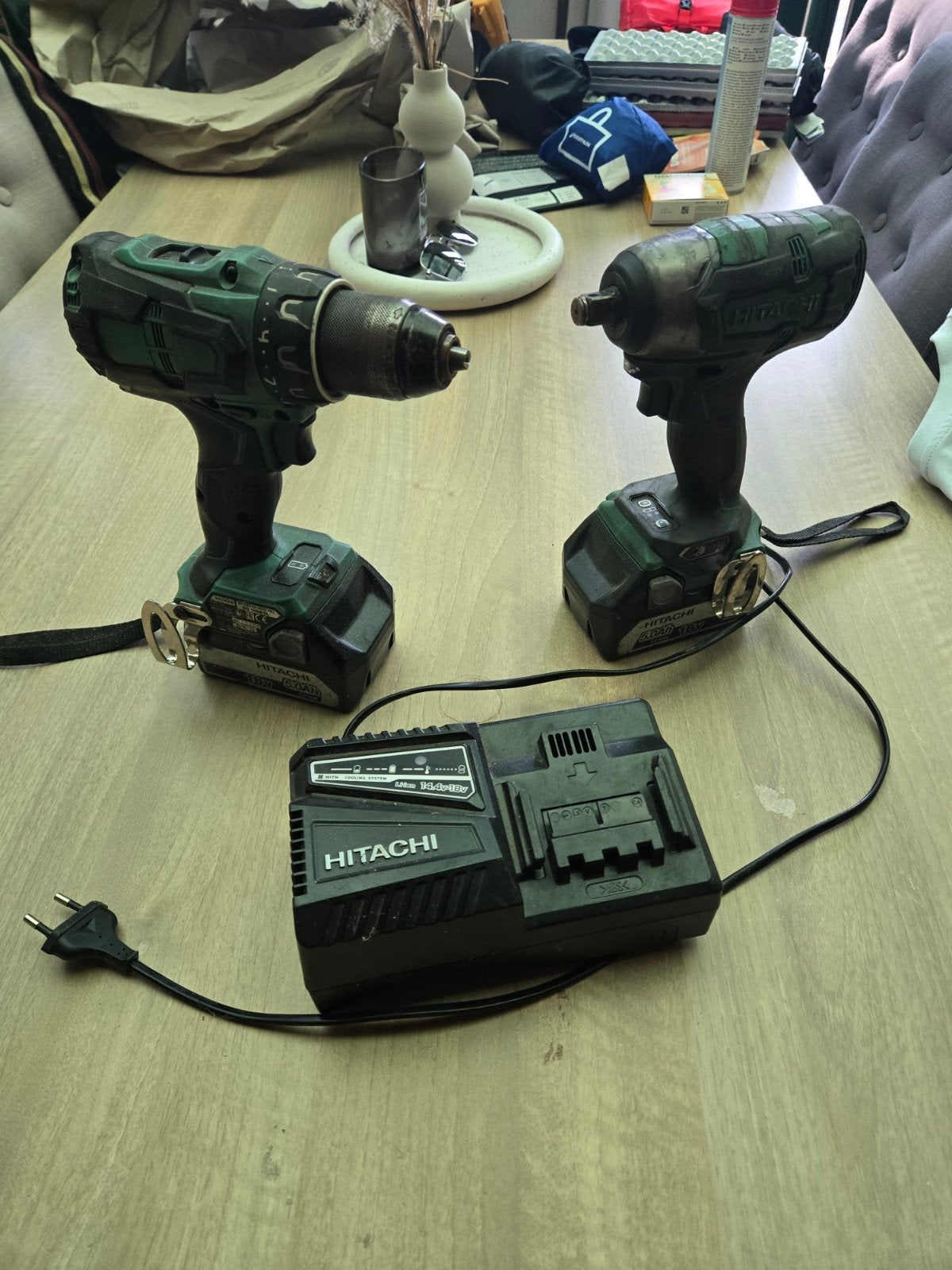Hitachi Boor- en Schroefmachine set met lader en accu's, Ophalen of Verzenden, Boor- en Schroefmachine, Variabele snelheid, Gebruikt