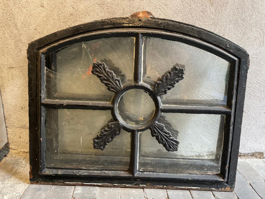 Antiek gietijzeren raam met decoratieve spijlen, Ophalen