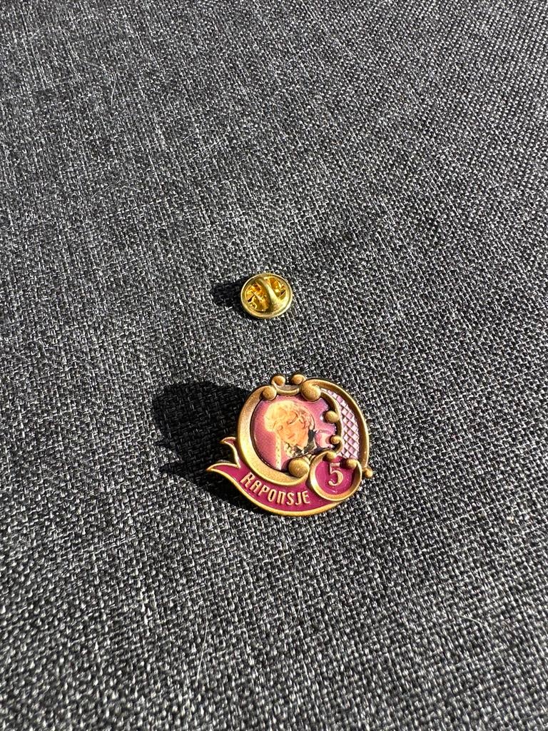 Efteling Raponsje 5 Jaar Pin - Zeldzaam Verzamelobject, Ophalen of Verzenden, Zo goed als nieuw, Figuurtje, Speldje of Pin
