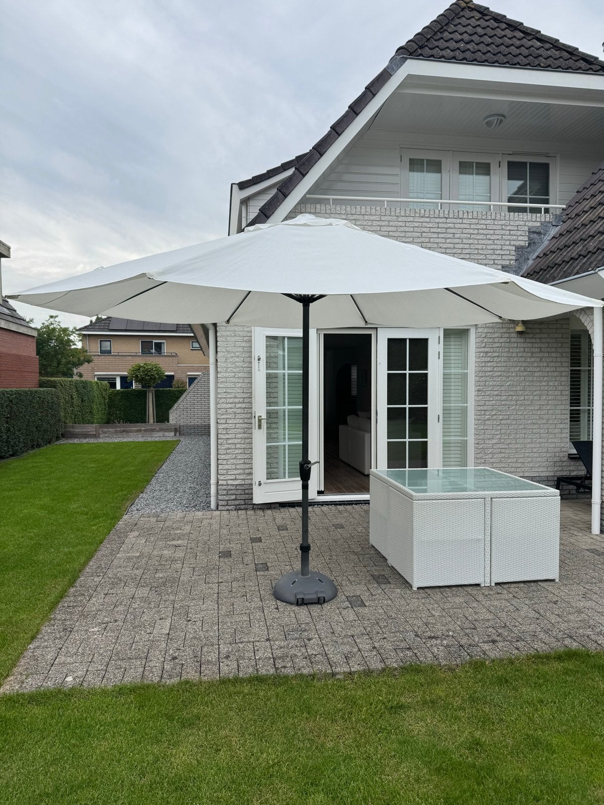 Platinum Martinique Ø4.0 parasol met solide betonnen voet