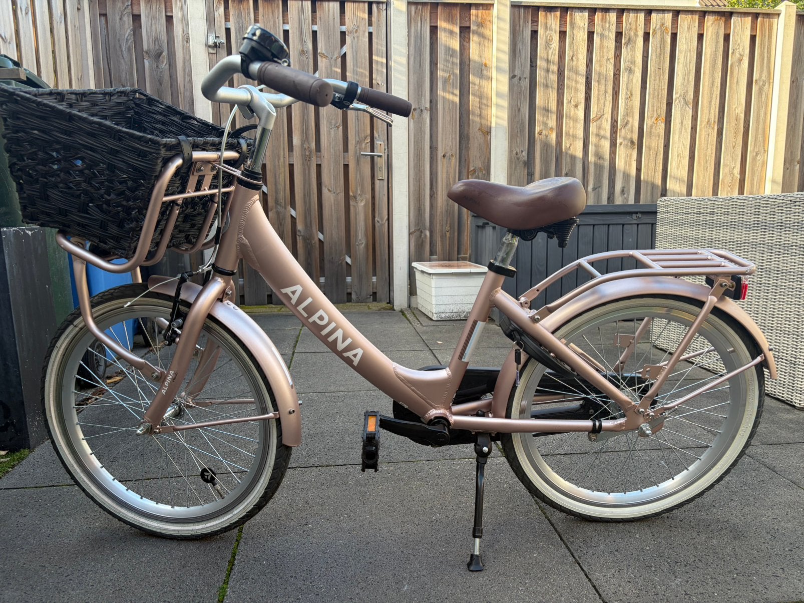 Mooie goud/roze 20 inch alpina meisjes fiets, Ophalen, Zo goed als nieuw, 20 inch