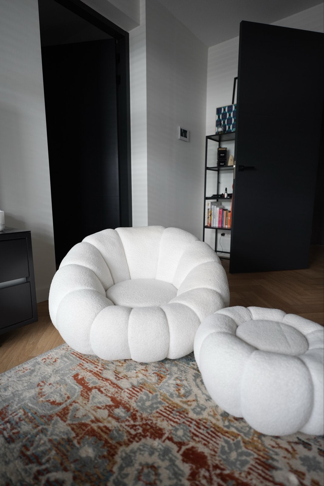 Bouclé draaifauteuil met voetenbank - Zo goed als nieuw, Huis en Inrichting, Fauteuils, Ophalen, Zo goed als nieuw, Stof, 75 tot 100 cm