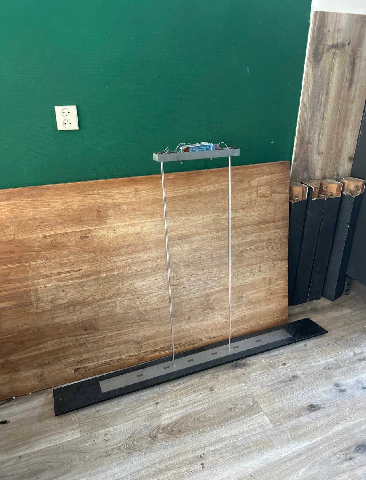 Mahonie houten tafel en led lamp, Ophalen, Zo goed als nieuw