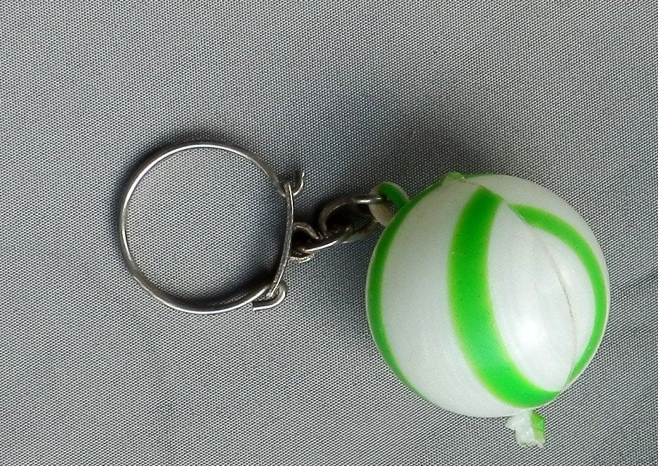 Sl361 sleutelhanger groen / wit balletje, Ophalen of Verzenden, Zo goed als nieuw