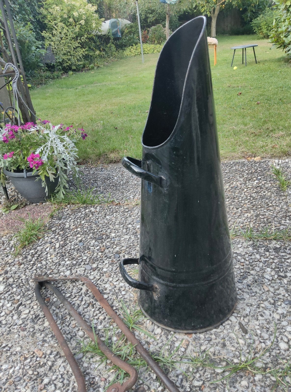 Antieke kolenkit met kolentang en pook, Ophalen