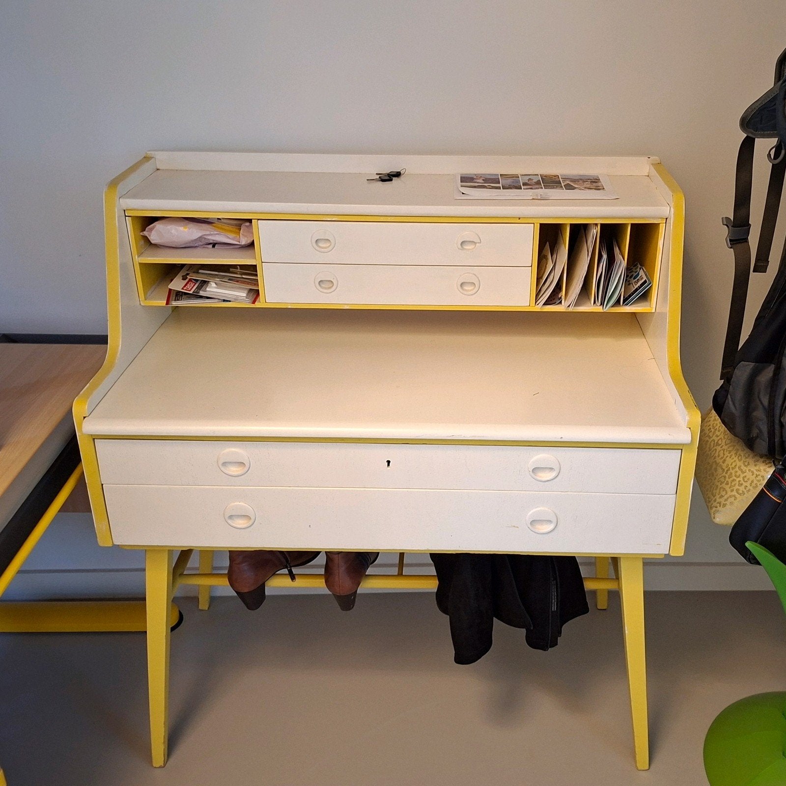 Vintage bureautje wit met geel accent (jaren 50/60), Ophalen, Gebruikt, Vintage, Retro, Modern