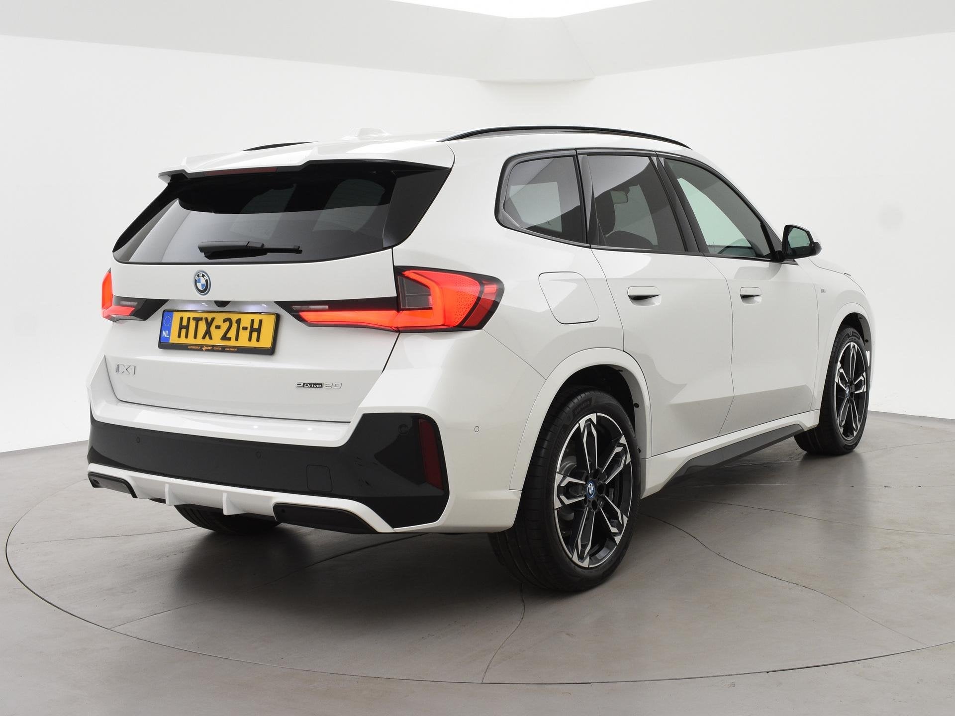 BMW iX1 eDrive20 67 kWh M-SPORT *46 KM NIEUW* + PANORAMA | P, Gebruikt, Wit, 204 pk, SUV of Terreinwagen