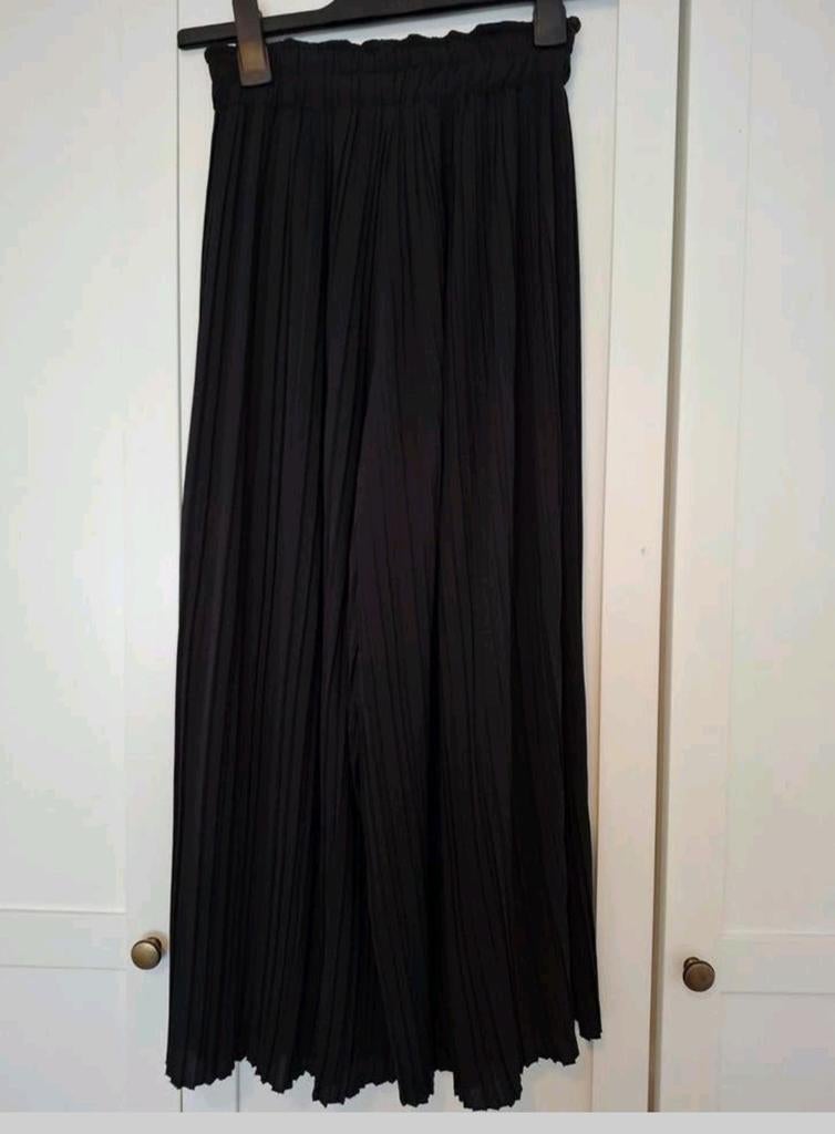 Bershka plissé broek zwart | maat XS | wide leg, Zwart, Zo goed als nieuw, Maat 34 (XS) of kleiner, Lang