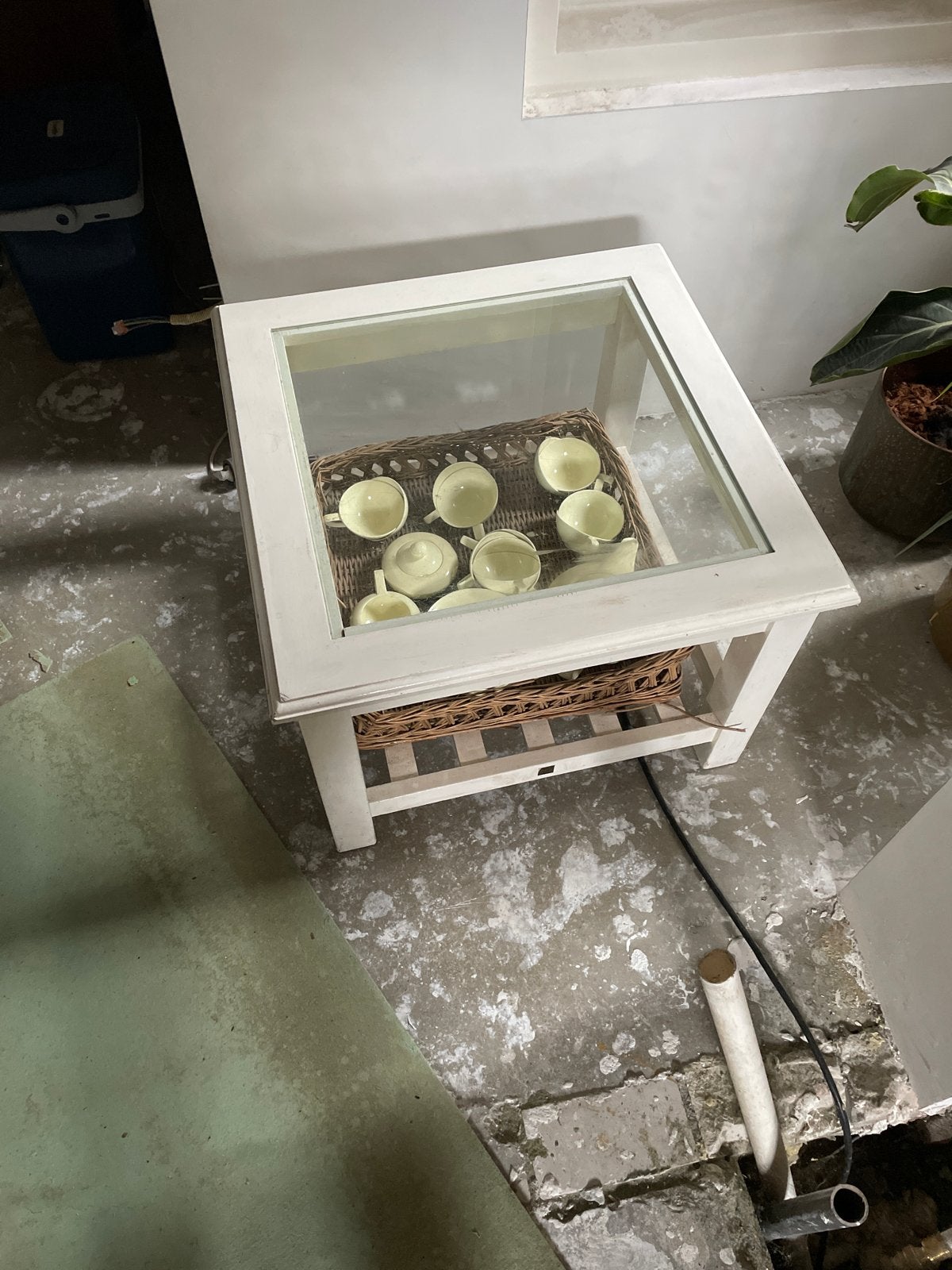 Rivièra Maison bijzettafel met glasplaat en mand, Ophalen, Gebruikt, Vierkant, 50 tot 100 cm