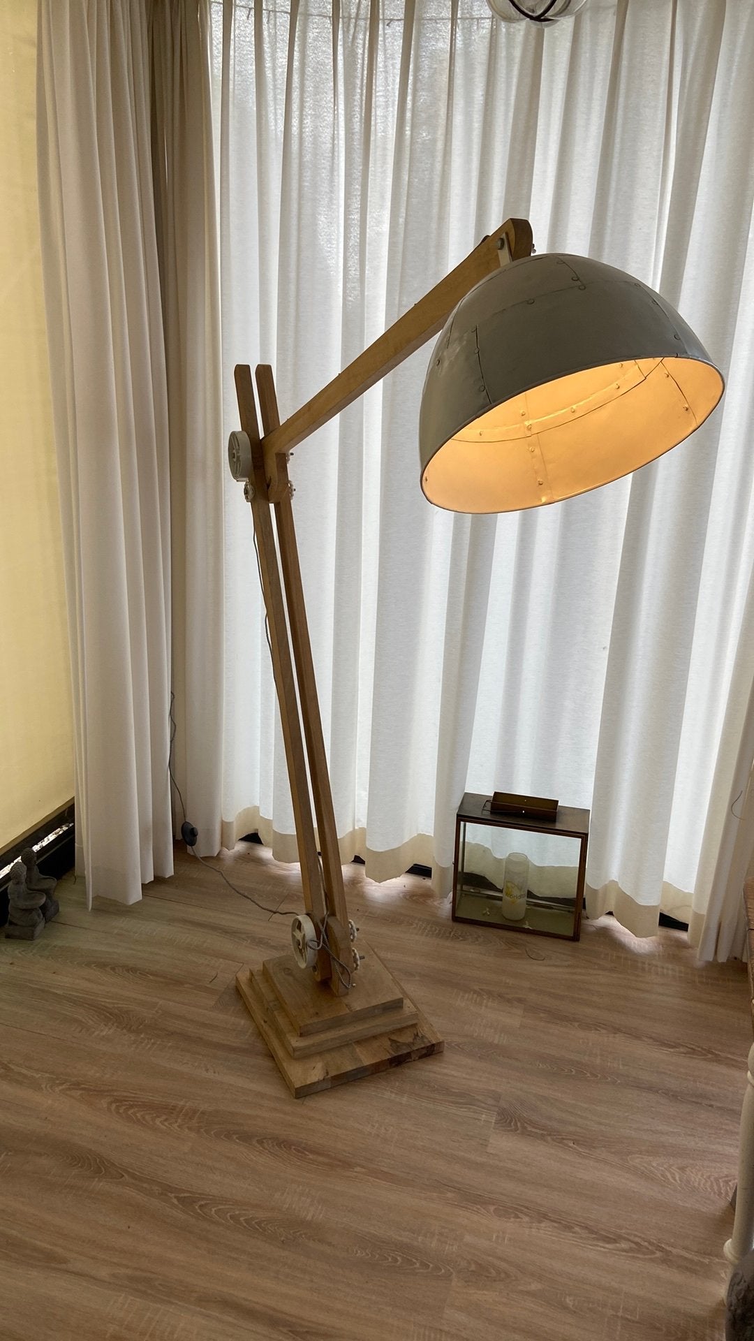 Industriële vloerlamp met houten frame en metalen kap, Ophalen, Gebruikt, 200 cm of meer, E27 (groot)