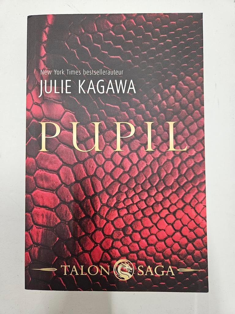 Julie Kagawa - Pupil, Ophalen of Verzenden, Zo goed als nieuw, Julie Kagawa