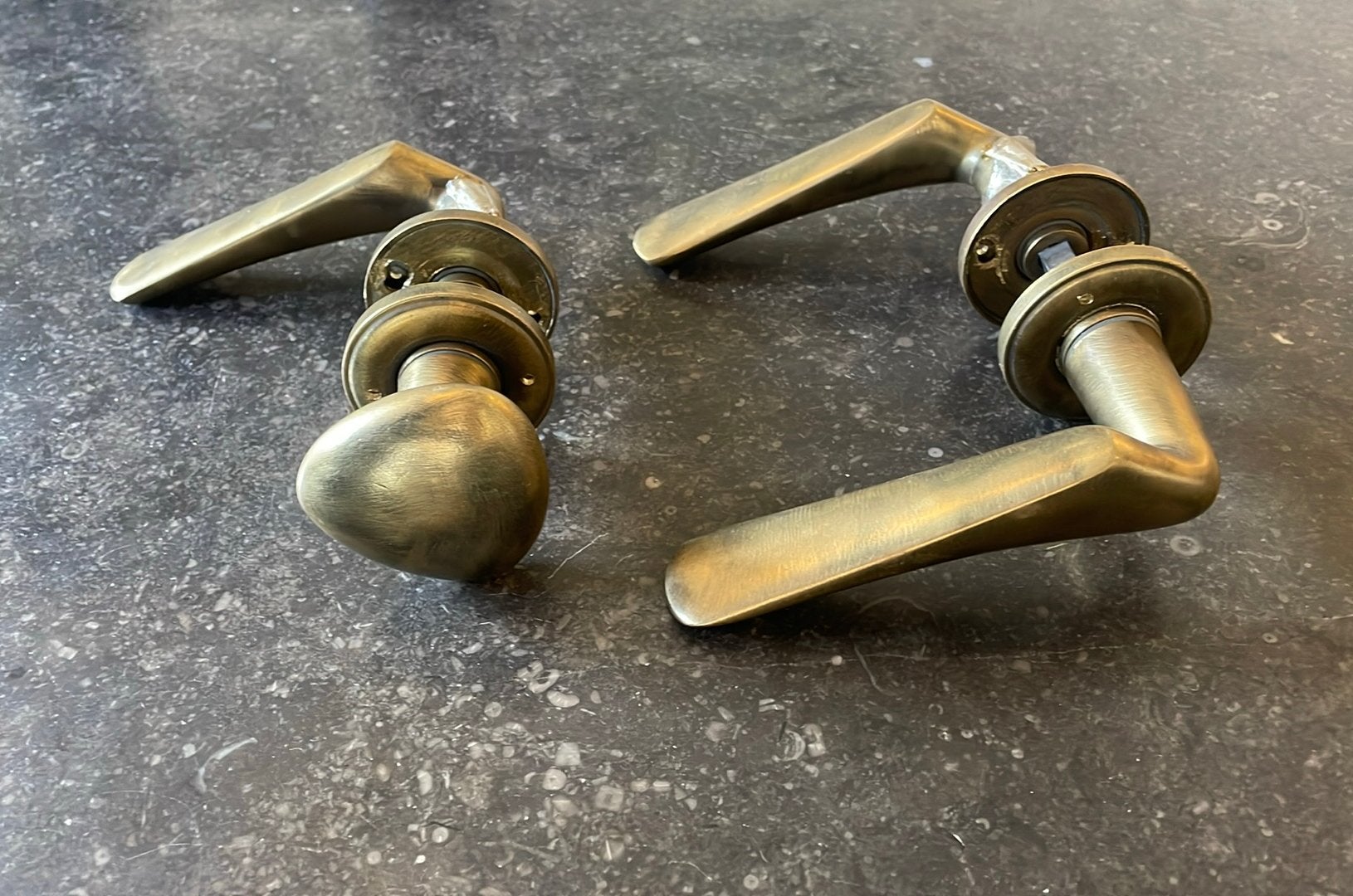 1of2x set ZWARE Grote Vintage Deurklinken Messing Antiek, Ophalen of Verzenden