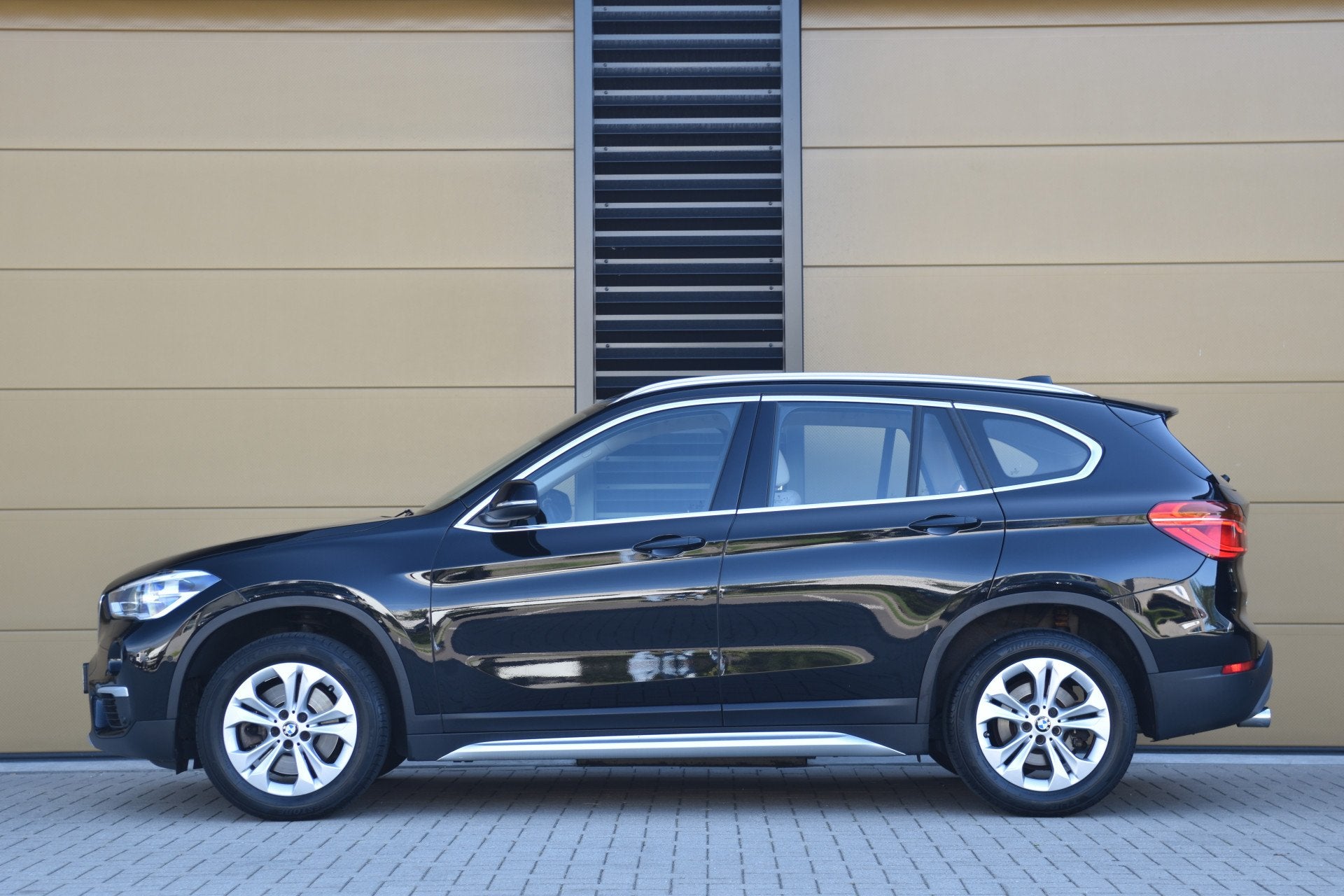BMW X1 sDrive20i High Executive * LED * Leder * Head-up * St, Auto's, Met garantie (alle), Zwart, 1455 kg, SUV of Terreinwagen
