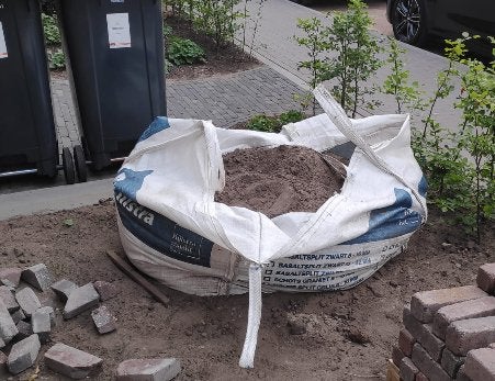 zwarte aarde/grond ongv halve m3 gratis!, Ophalen, Gebruikt