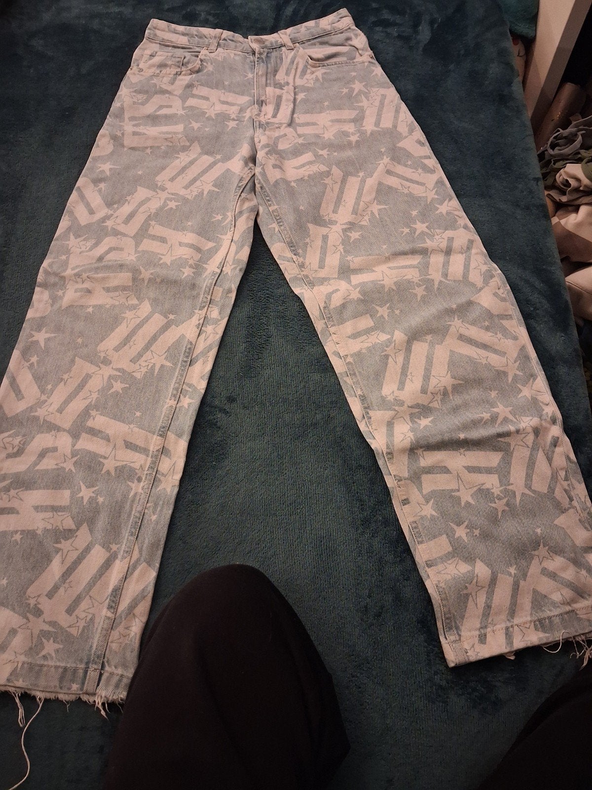 Bershka jeans met sterrenprint - Gedragen, Blauw, W32 (confectie 46) of kleiner, Ophalen of Verzenden, Bershka