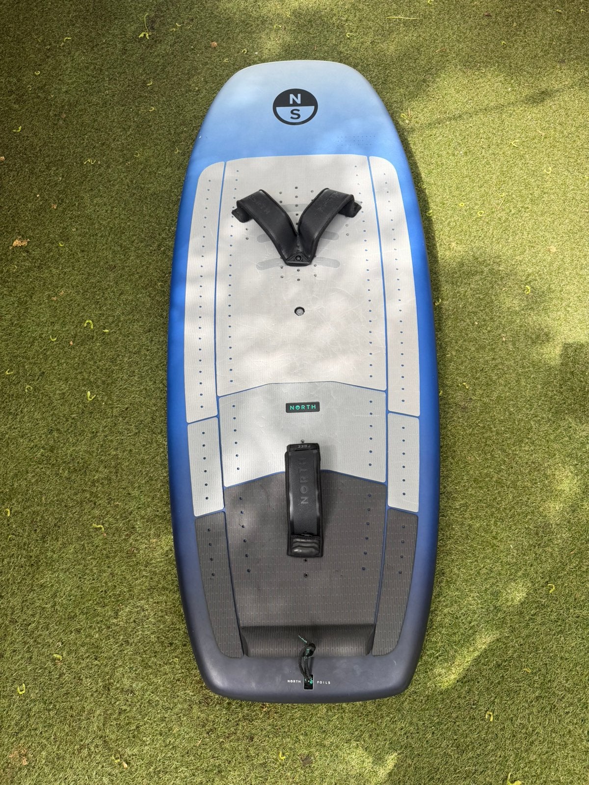 North Seek 68L Wingfoil Board + Voetstraps + Boardbag, Watersport en Boten, Ophalen of Verzenden, Gebruikt, Wingsurf-board