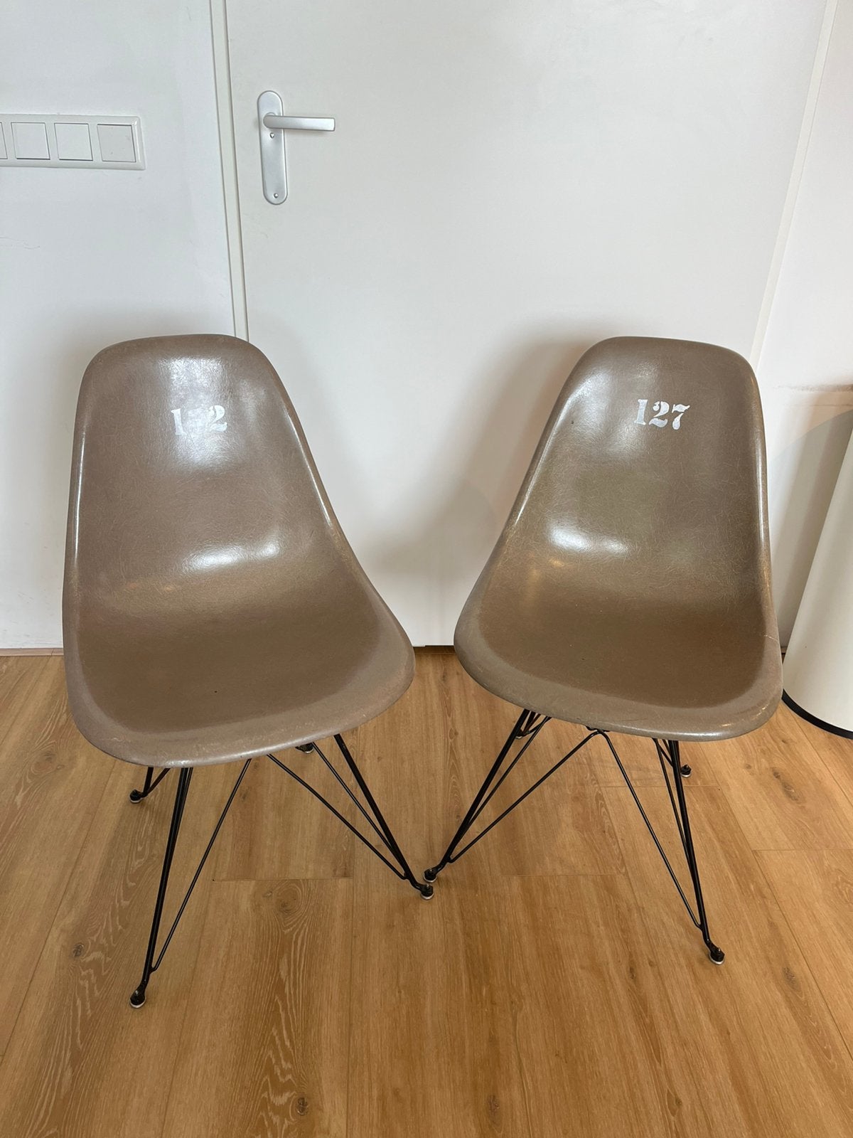 2x vintage Eames Herman Miller fiberglass DSR stoel, Huis en Inrichting, Stoelen, Gebruikt, Twee, Overige materialen, Bruin, Ophalen