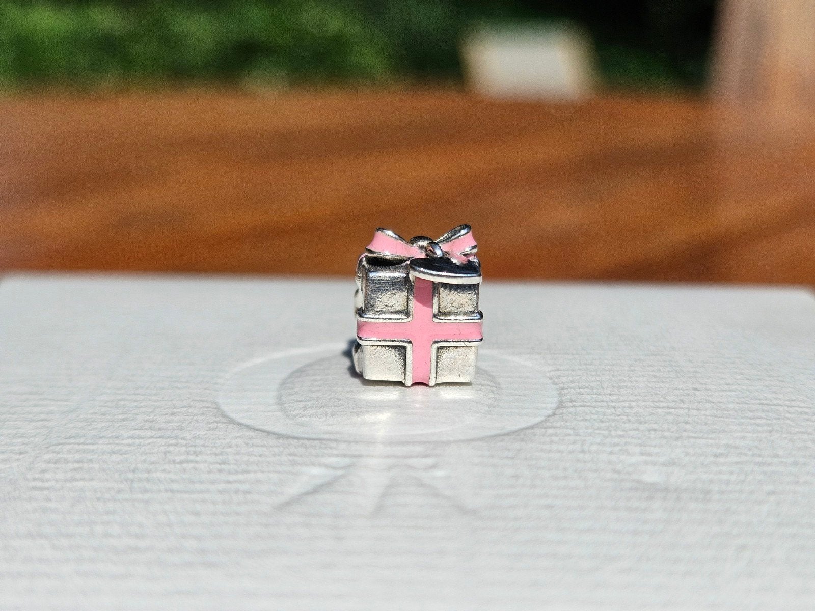 Pandora bedel cadeau roze emaille, Gebruikt, Pandora, Ophalen of Verzenden, 1 bedel