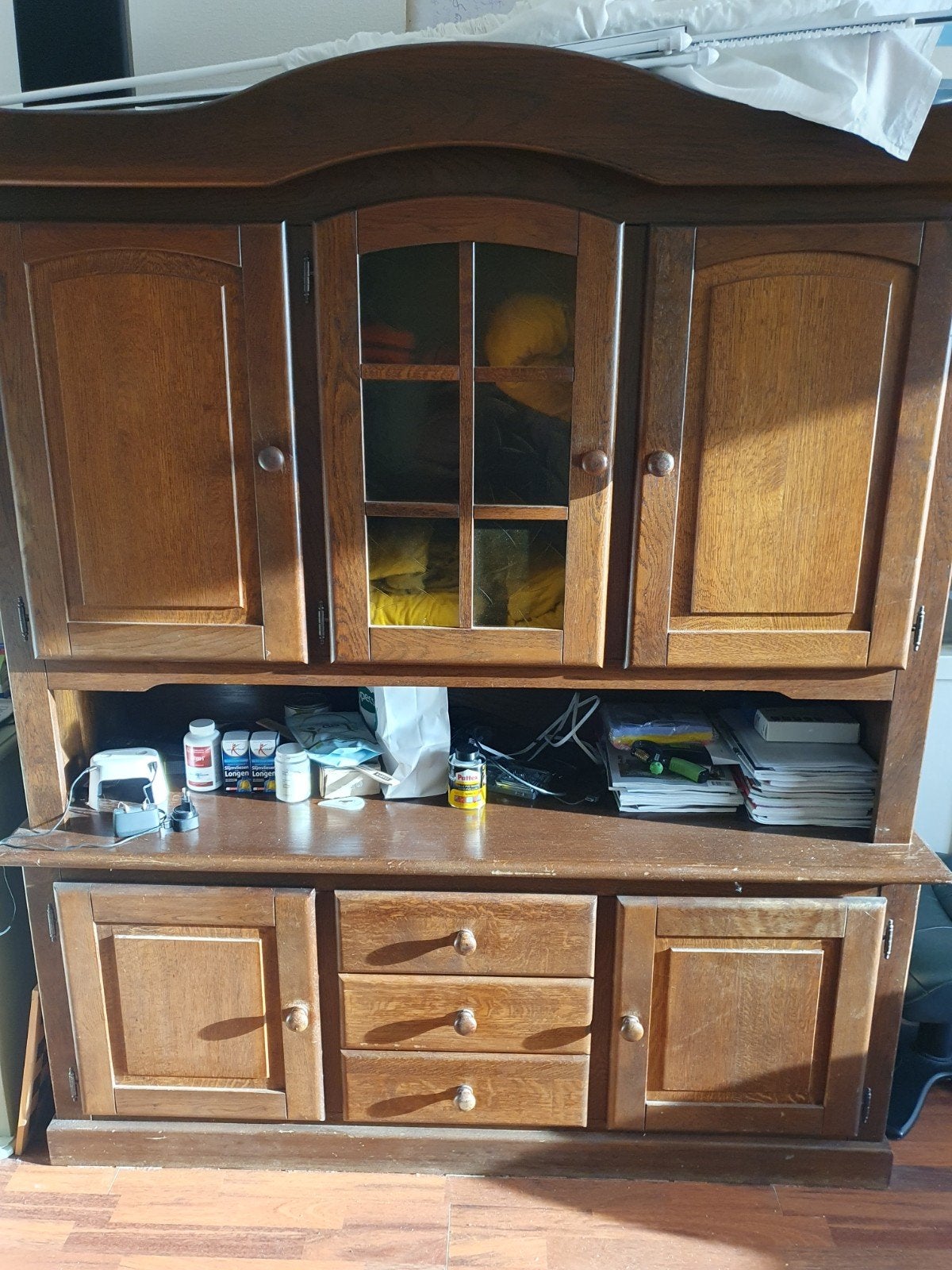 Massief houten kast met vitrine en lades, Ophalen, Zo goed als nieuw, Eikenhout, Met lade(s)