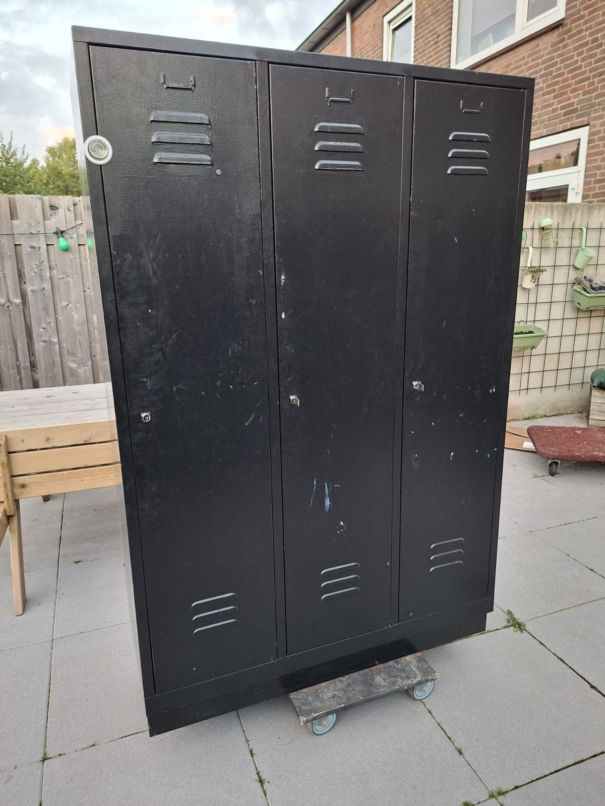 Zwart metalen locker kast met 3 deuren, Ophalen, Gebruikt, Industrieel