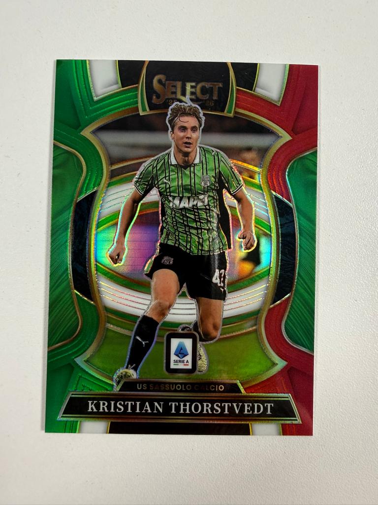 88 Kristian Thorstvedt Multi-Color Select Serie A 2025-26, Ophalen of Verzenden, Nieuw, Buitenlandse clubs, Poster, Plaatje of Sticker
