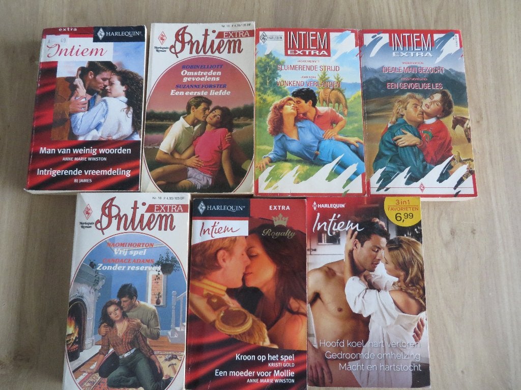 7 boekjes met 2 of 3 verhalen INTIEM romans van Harlequin, Ophalen of Verzenden, Gelezen