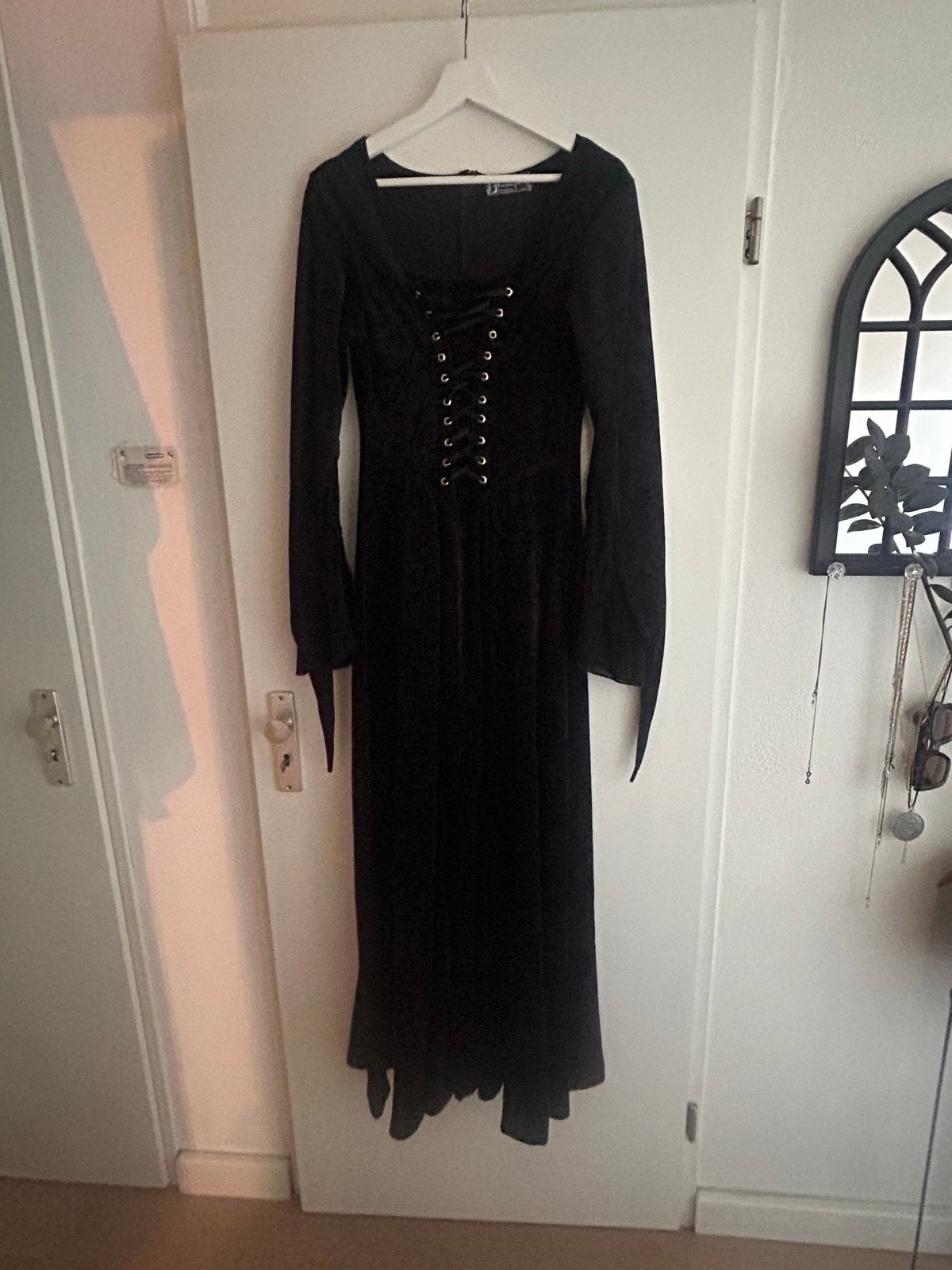 Zwarte fluwelen gothic jurk Laughing Vampire, Maat 38/40 (M), Zwart, Ophalen of Verzenden, Zo goed als nieuw