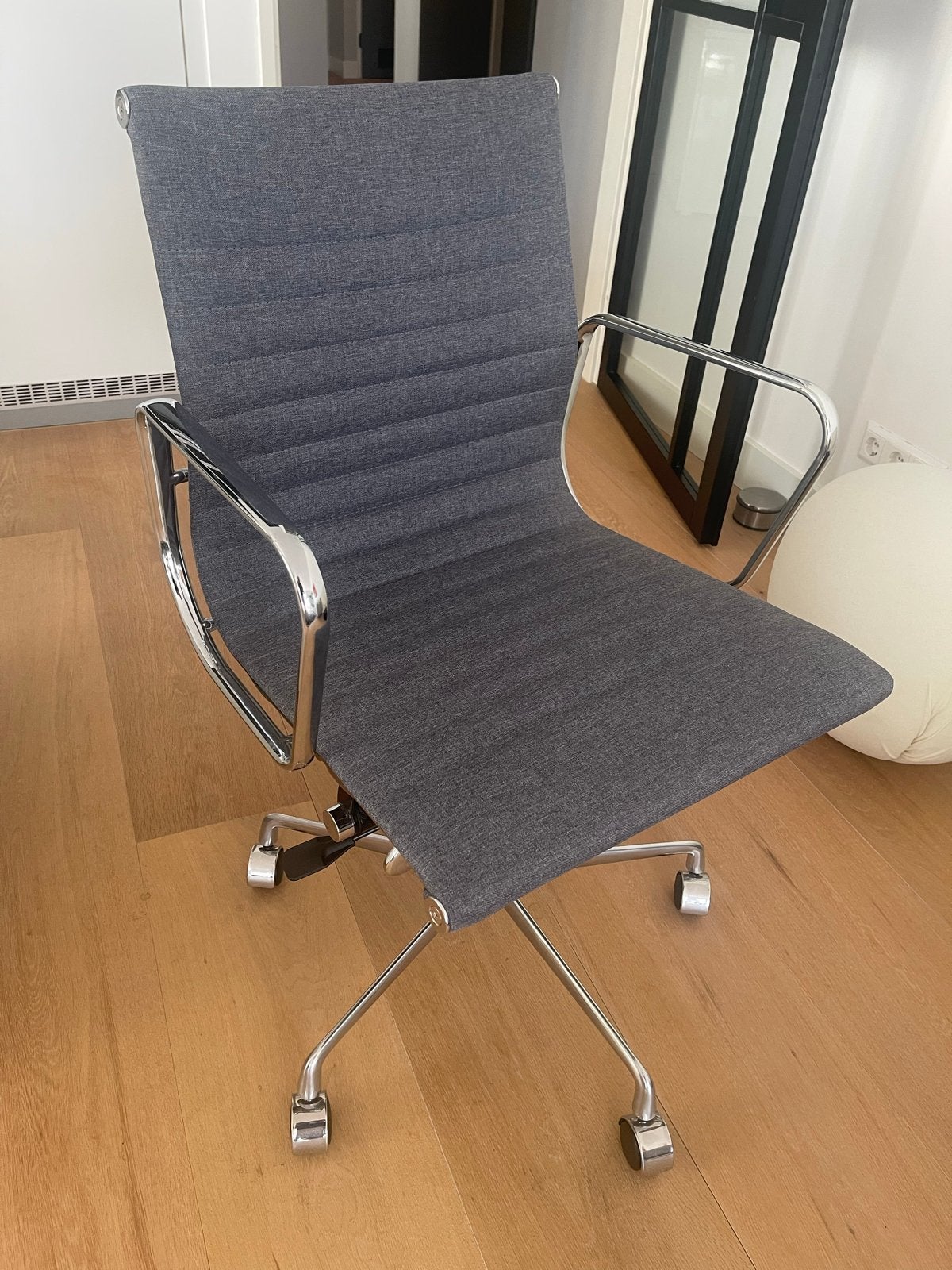 design Bureaustoel - Geïnspireerd op Eames EA117 1958, Huis en Inrichting, Bureaustoelen, Ophalen, Zo goed als nieuw, Grijs, Bureaustoel