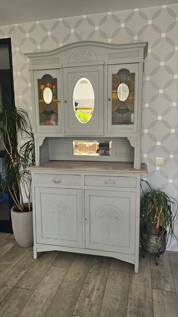 Prachtige buffetkast zacht grijs met glas in lood ramen., Huis en Inrichting, Kasten | Buffetkasten, Ophalen, Gebruikt, 100 tot 150 cm