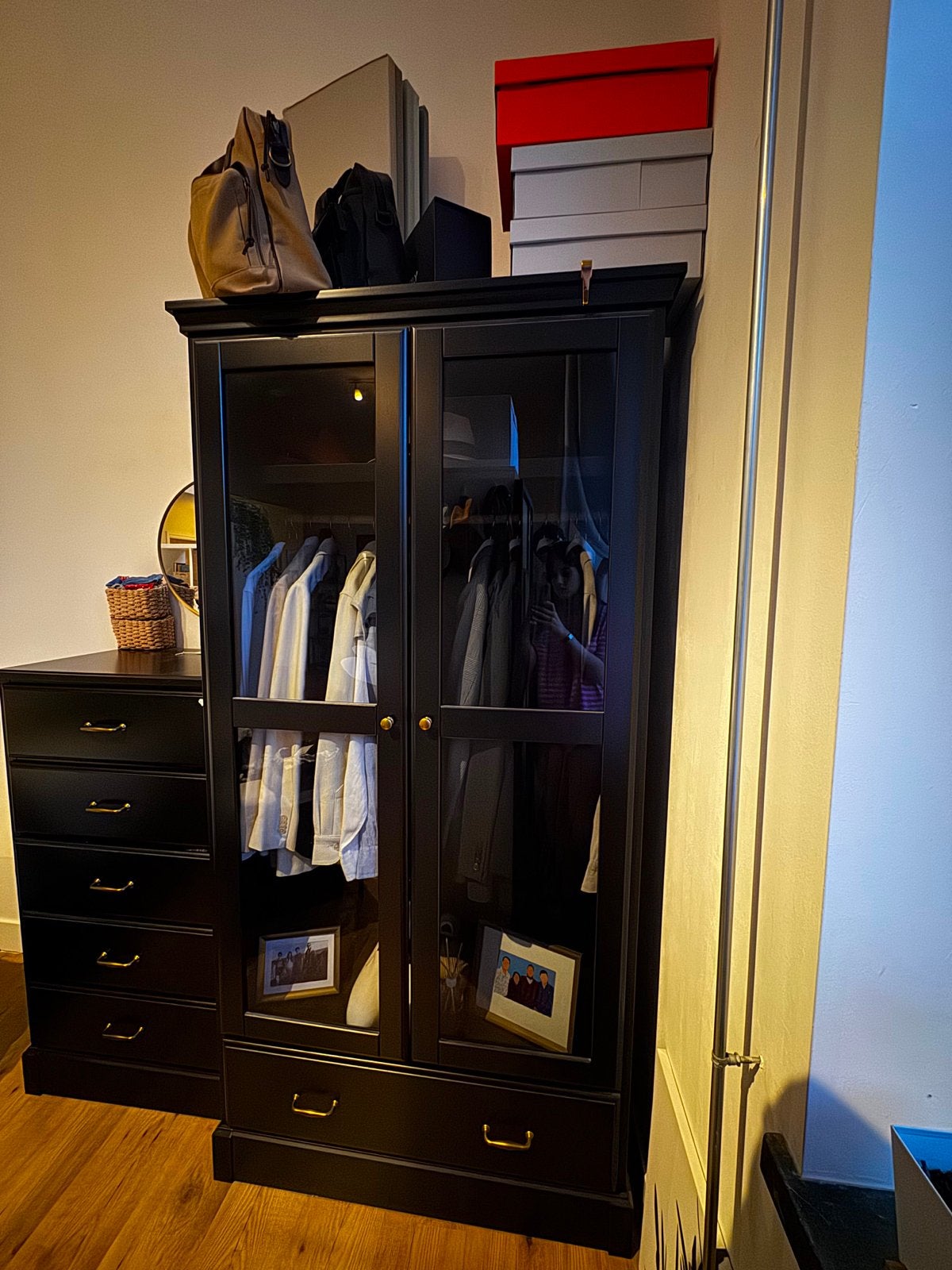 Elegant Black Glass-Front Cabinet, Huis en Inrichting, Ophalen, 50 tot 100 cm, Zo goed als nieuw, 150 tot 200 cm