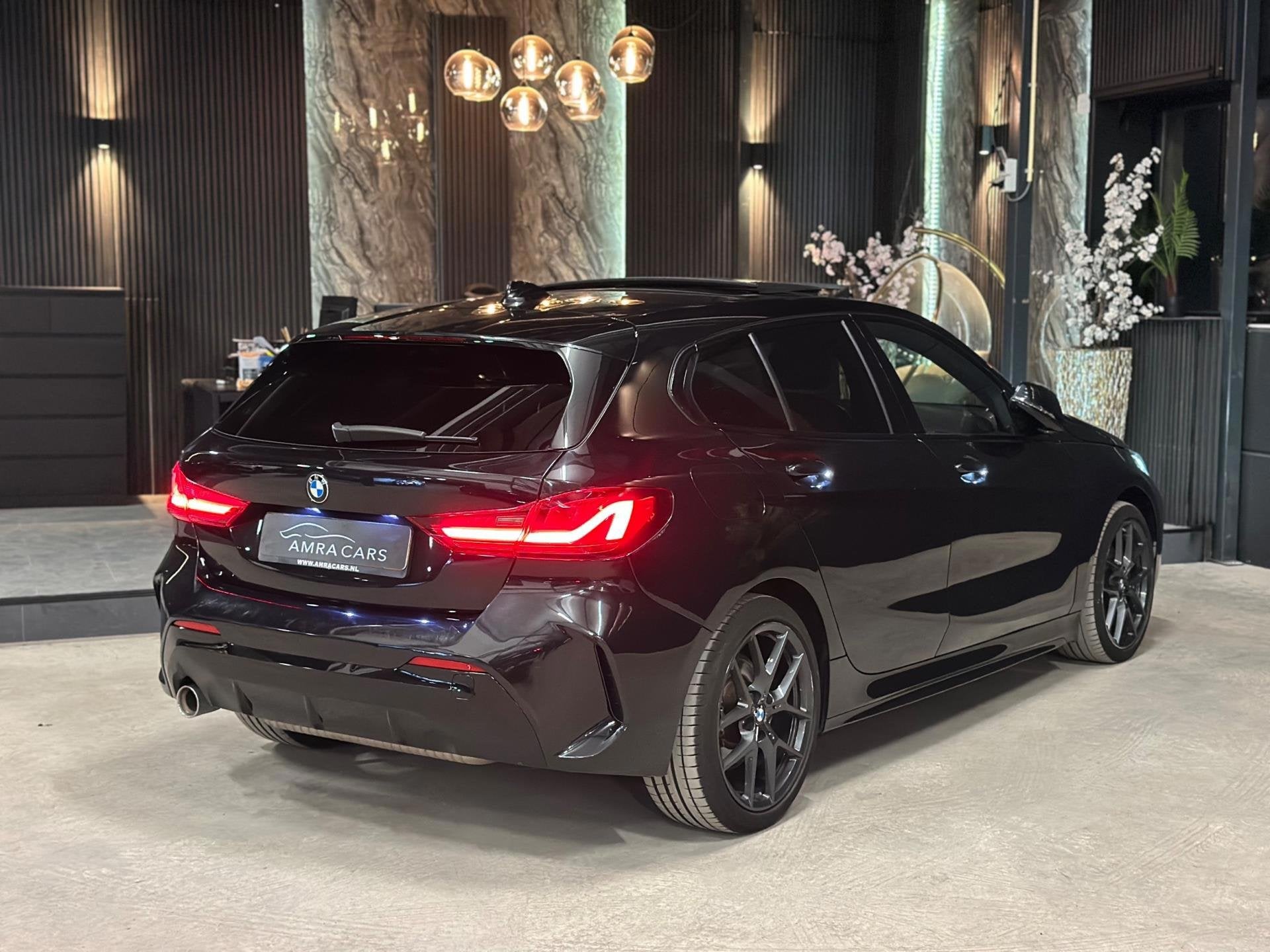 BMW 1-serie 118i M pakket|PANO|SFEERVERLICHTING|BOMVOL!, 136 pk, Gebruikt, Zwart, Leder