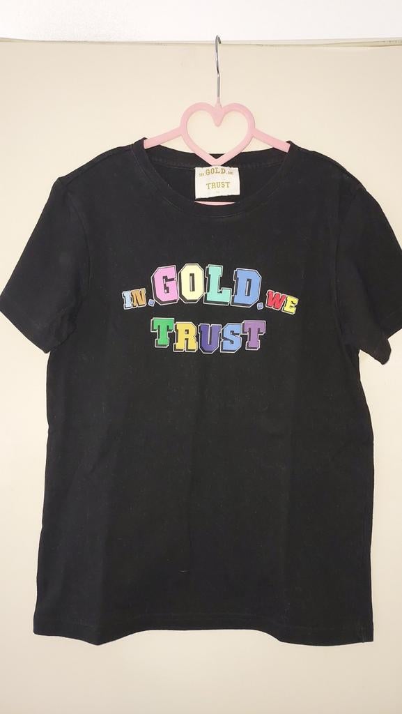 In Gold We Trust T-shirt - Maat 12 (2 stuks zwart en wit), In. GOLD. we TRUST, Jongen of Meisje, Ophalen of Verzenden, Zo goed als nieuw
