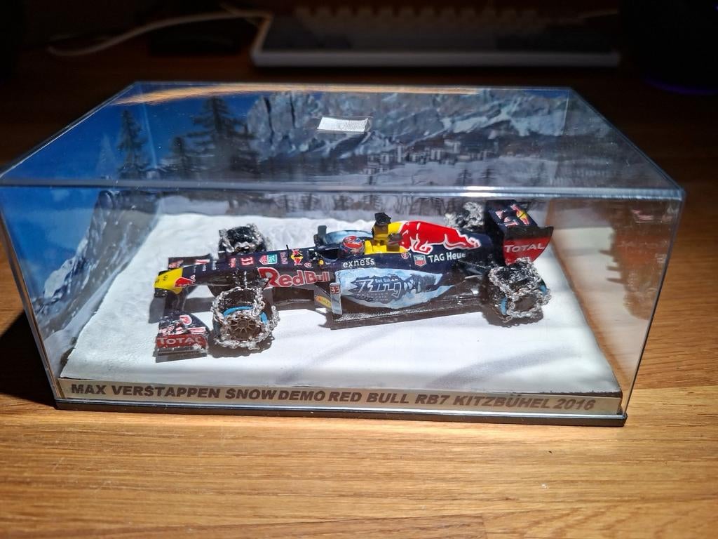 Red Bull Racing RB7 VIP Snow Demo Kitzbühel 2016 F1 Max, Hobby en Vrije tijd, Modelauto's | 1:43, Ophalen of Verzenden, Gebruikt