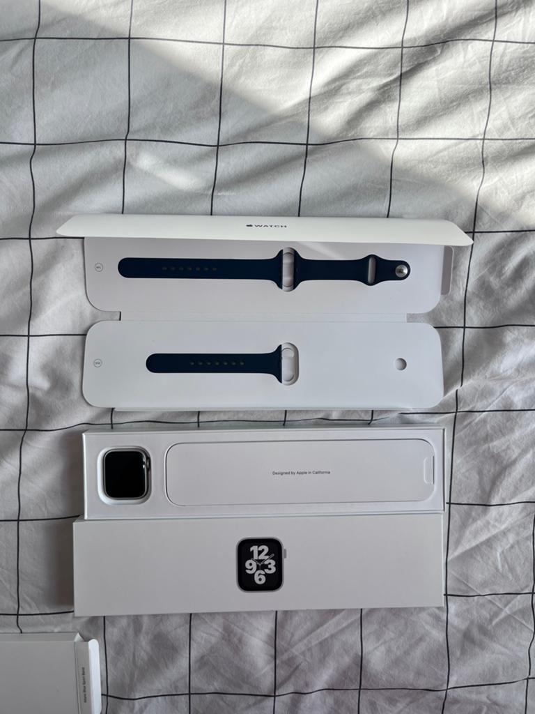 Apple Watch SE 40mm Zilver met Blauwe Sportband, Sieraden, Tassen en Uiterlijk, Smartwatches, Gebruikt, IOS, Ophalen of Verzenden