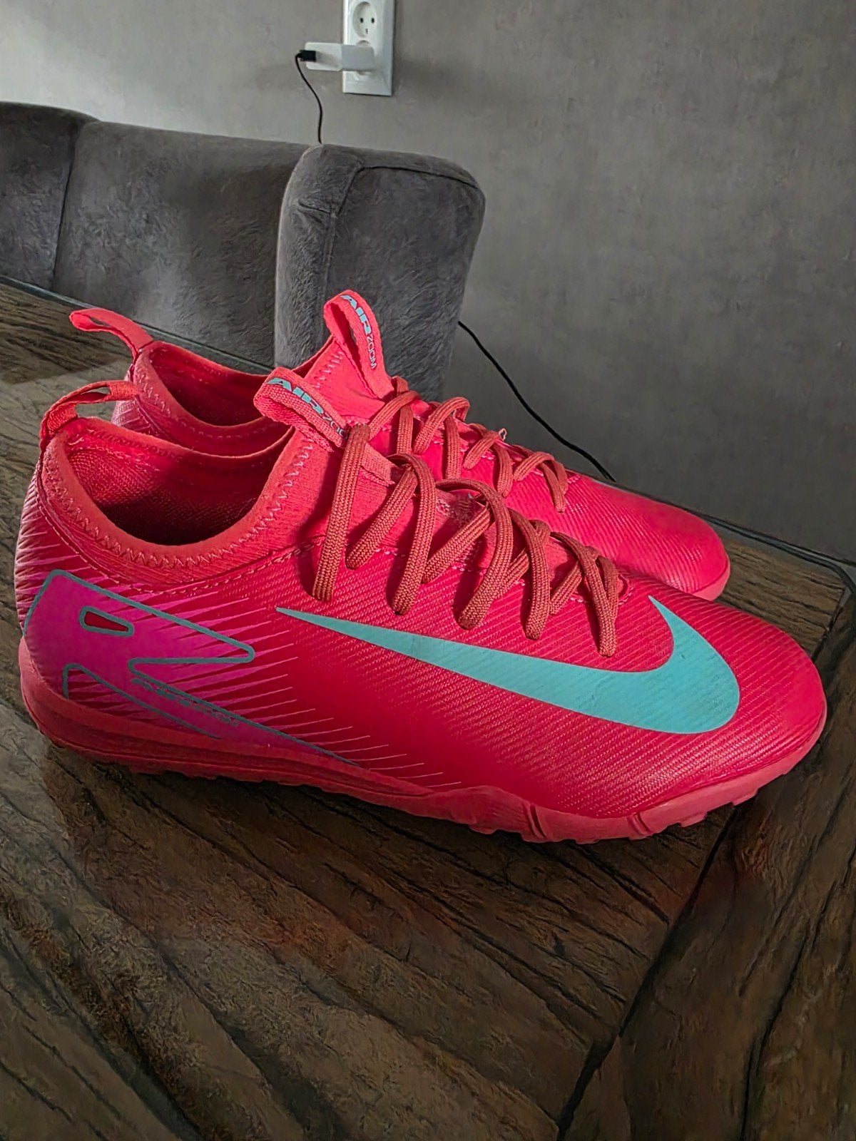 roze kunstgras voetbalschoenen 37,5, Maat XS of kleiner, Ophalen of Verzenden, Zo goed als nieuw, Schoenen