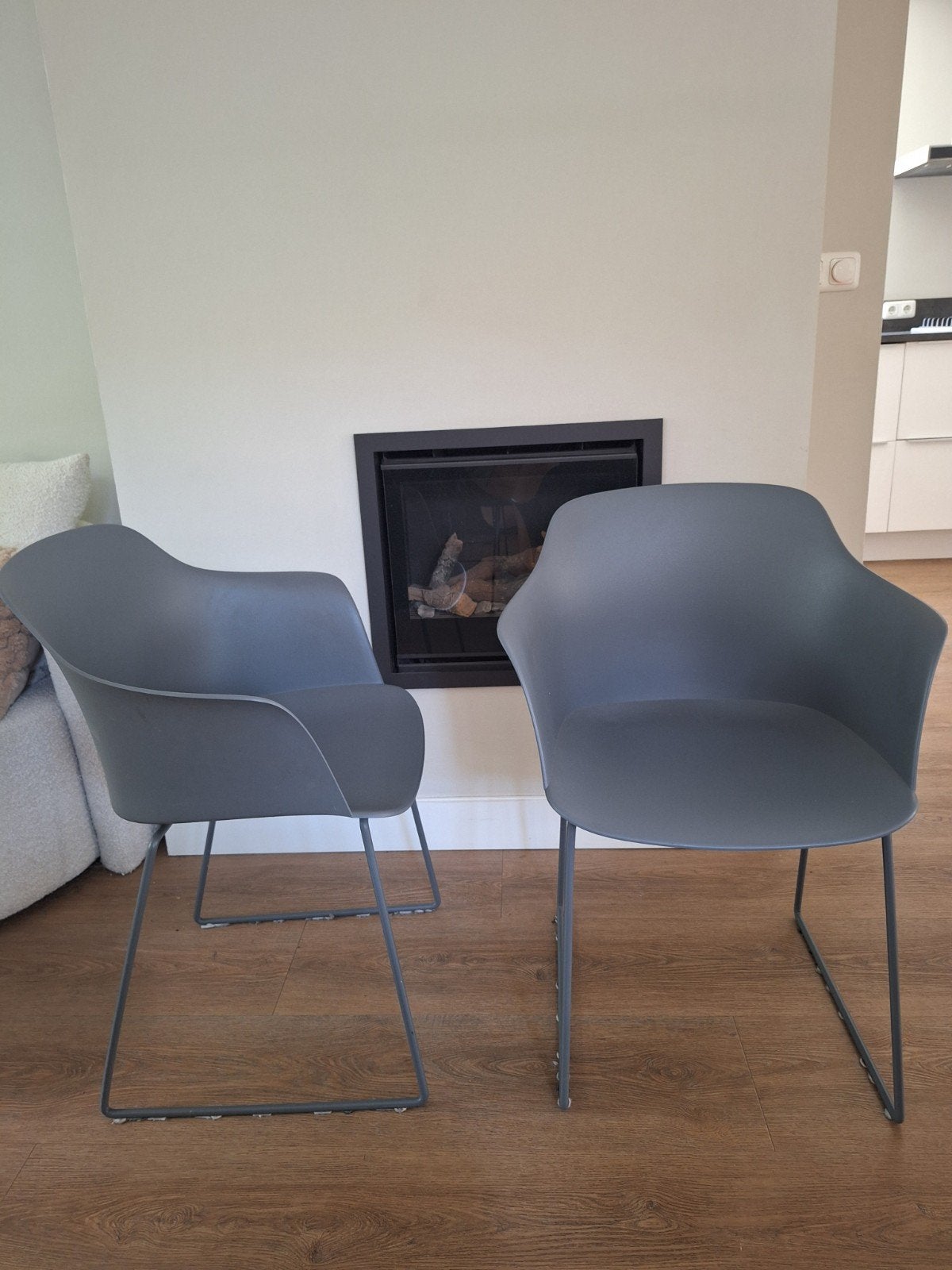 2 grijze kuip eetkamerstoelen, Ophalen of Verzenden, Gebruikt, Grijs, Twee