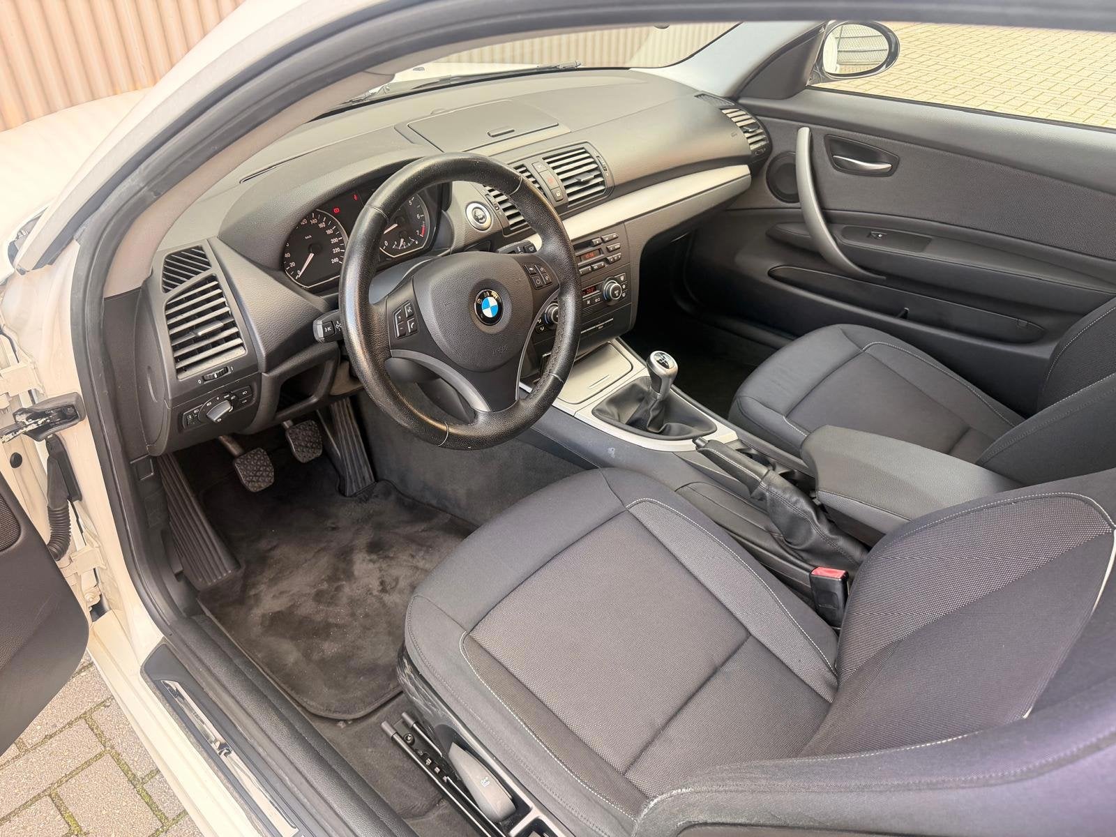 BMW 1-serie 116i Business Line nieuwe ketting|Climate contro, 1-Serie, Achterwielaandrijving, Zwart, 4 cilinders
