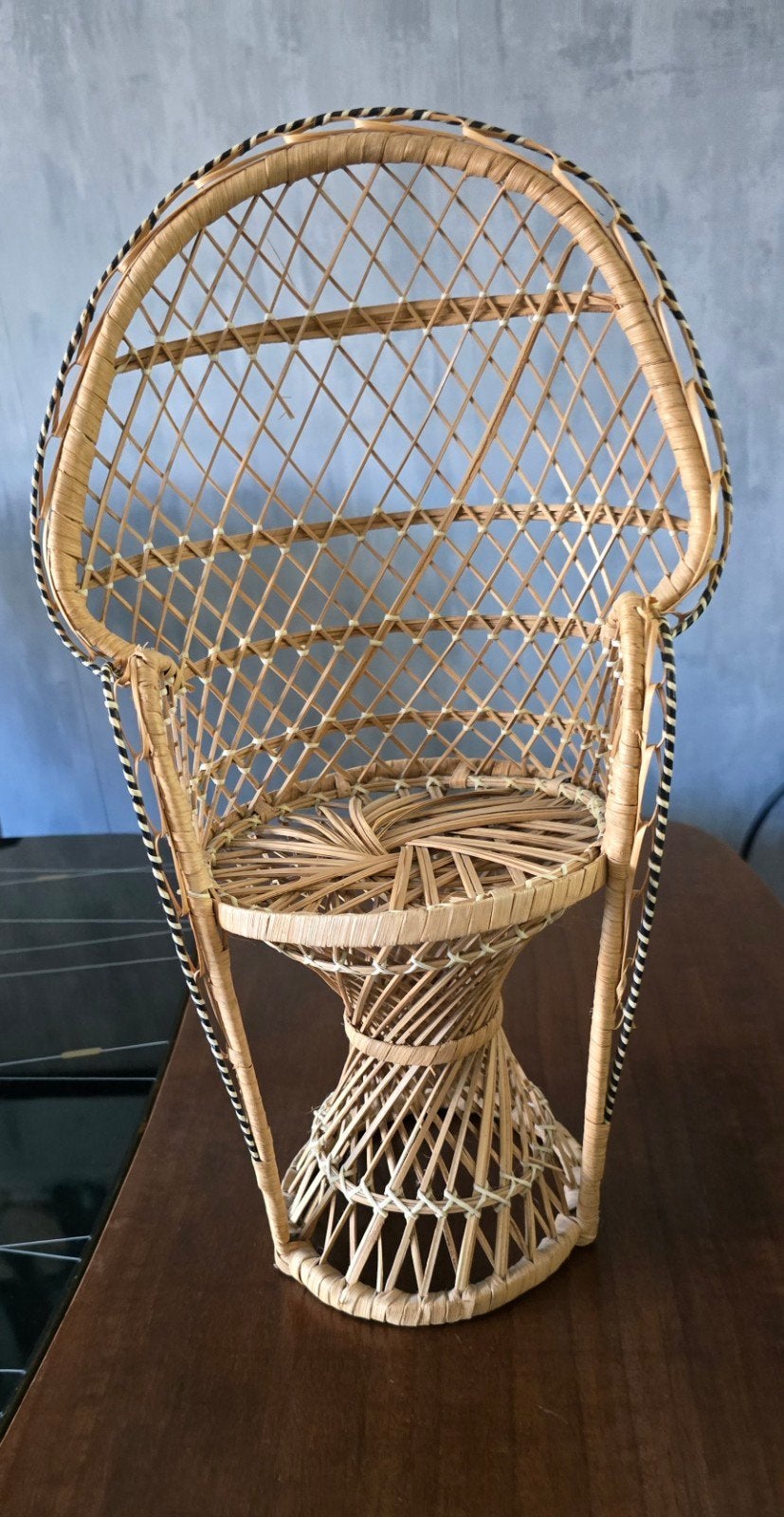 Decoratieve rieten stoel voor pop of plant, Ophalen of Verzenden, Zo goed als nieuw, Bruin, Hout