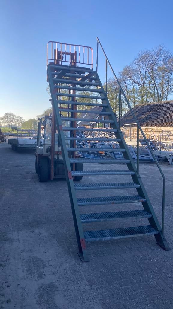 Stalen trap, Doe-het-zelf en Verbouw, Ophalen, Zo goed als nieuw, 2 tot 4 meter