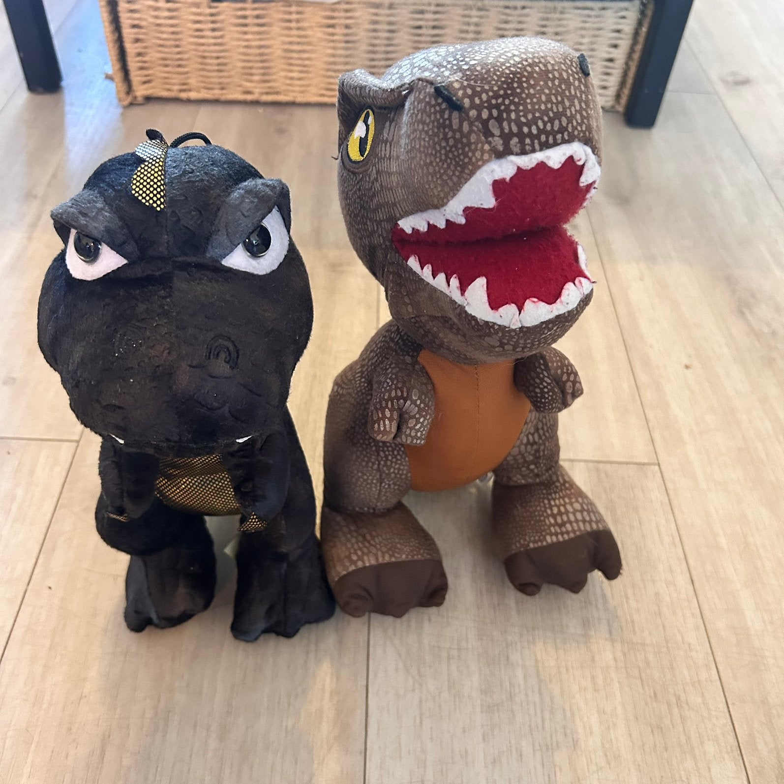 2 dinosaurus knuffels – Jurassic World T-Rex + Berentoys, Gebruikt, Overige merken, Overige karakters, Overige typen