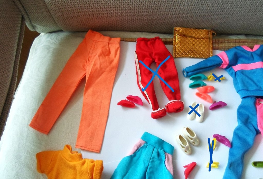 Barbie poppenkleertjes / schoentjes / goudkleurig tasje., Ophalen of Verzenden, Gebruikt, Kleertjes