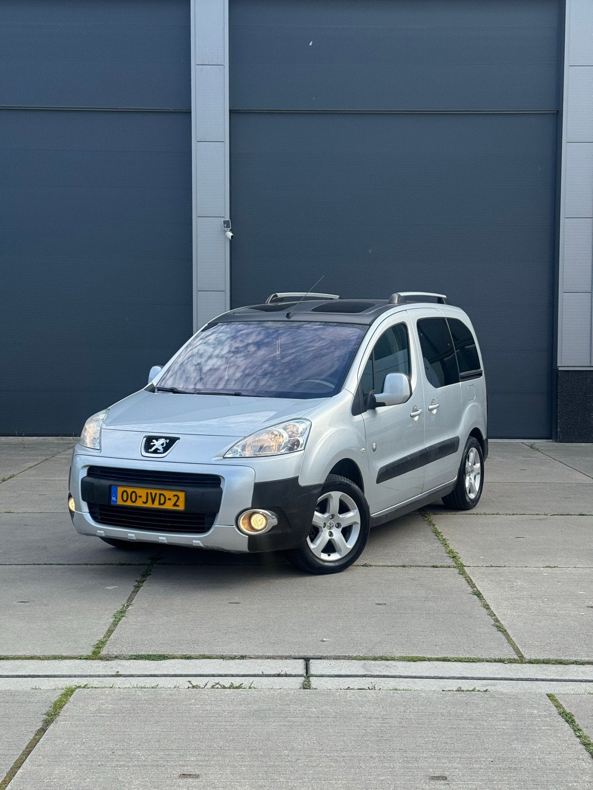 Peugeot Partner 1.6 16V 80KW Tepee 2009 Grijs, Auto's, Peugeot, Voorwielaandrijving, Stof, 1402 kg, Zwart