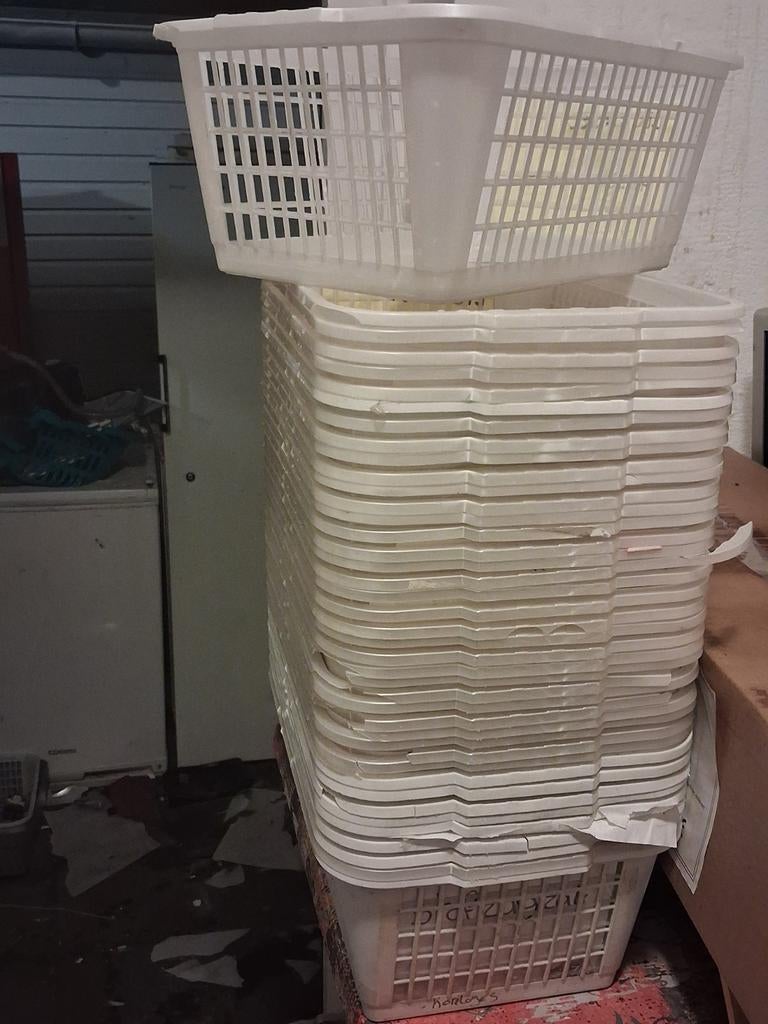 Partij van +/- 500 stuks witte kunststof mandjes, Ophalen, Kunststof, Gebruikt, Mand