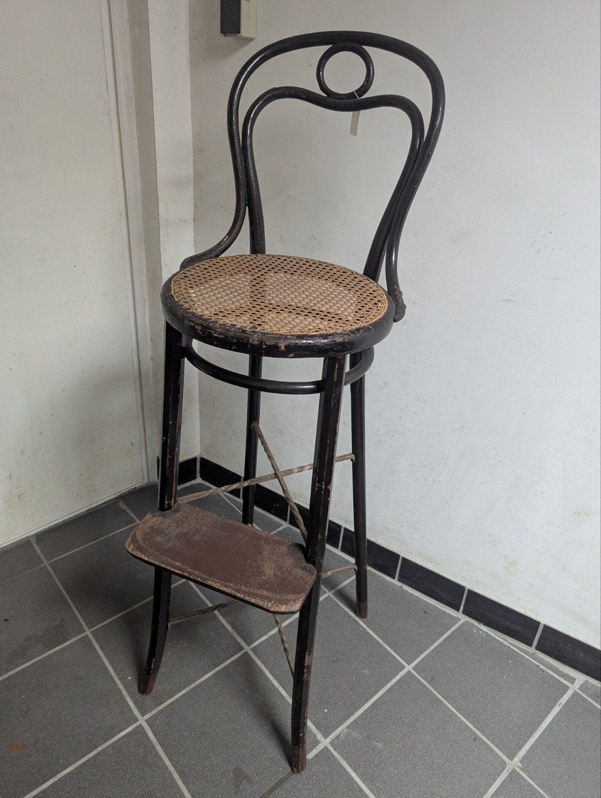 Verhoogde Thonet Bentwood stoel met rieten zitting, Antiek en Kunst, Ophalen