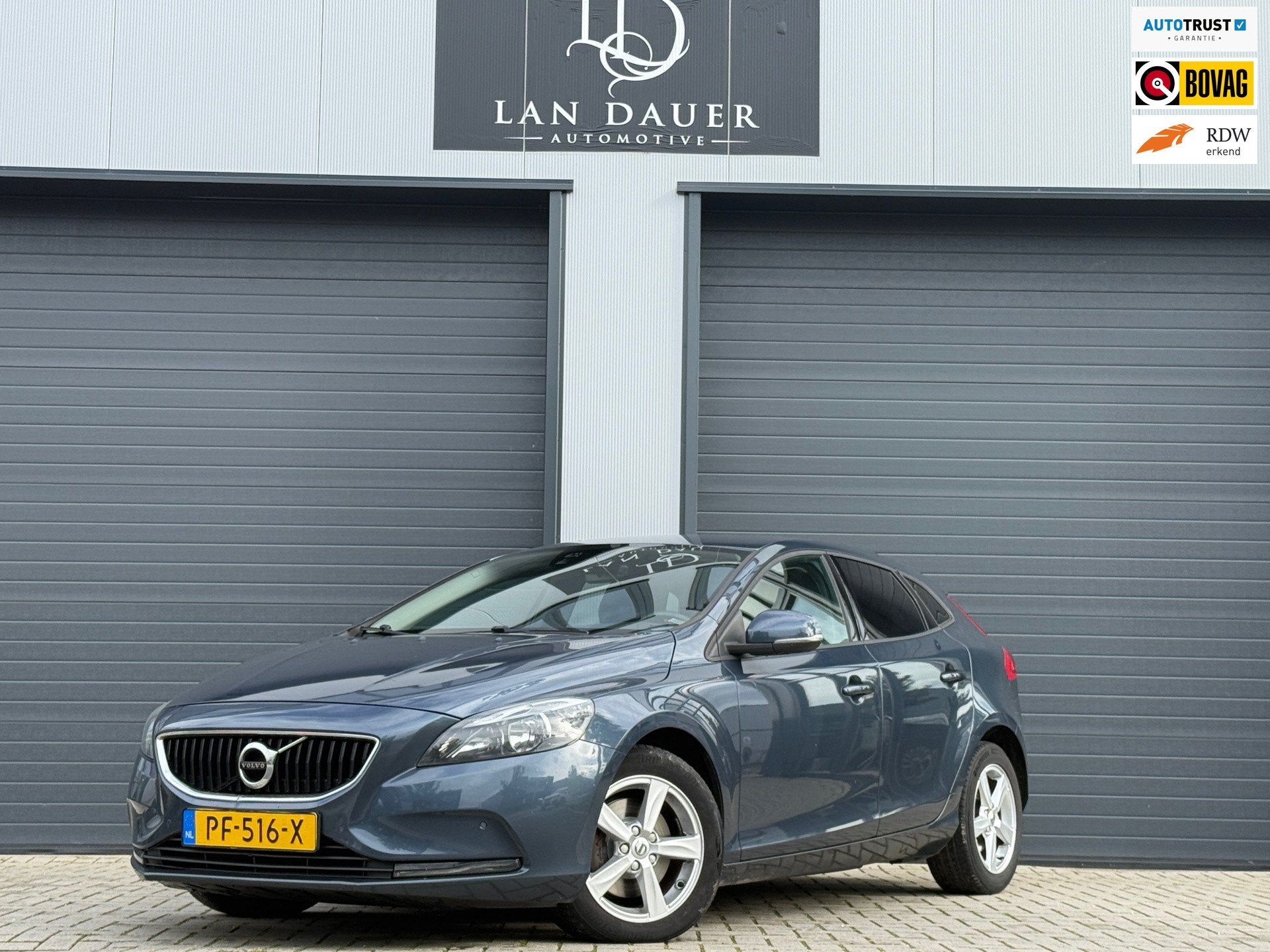 Volvo V40 2.0 T2 R-Design / STOELVERWARMING / CRUISE CONTROL, Voorwielaandrijving, Start-stop-systeem, Gebruikt, Euro 6