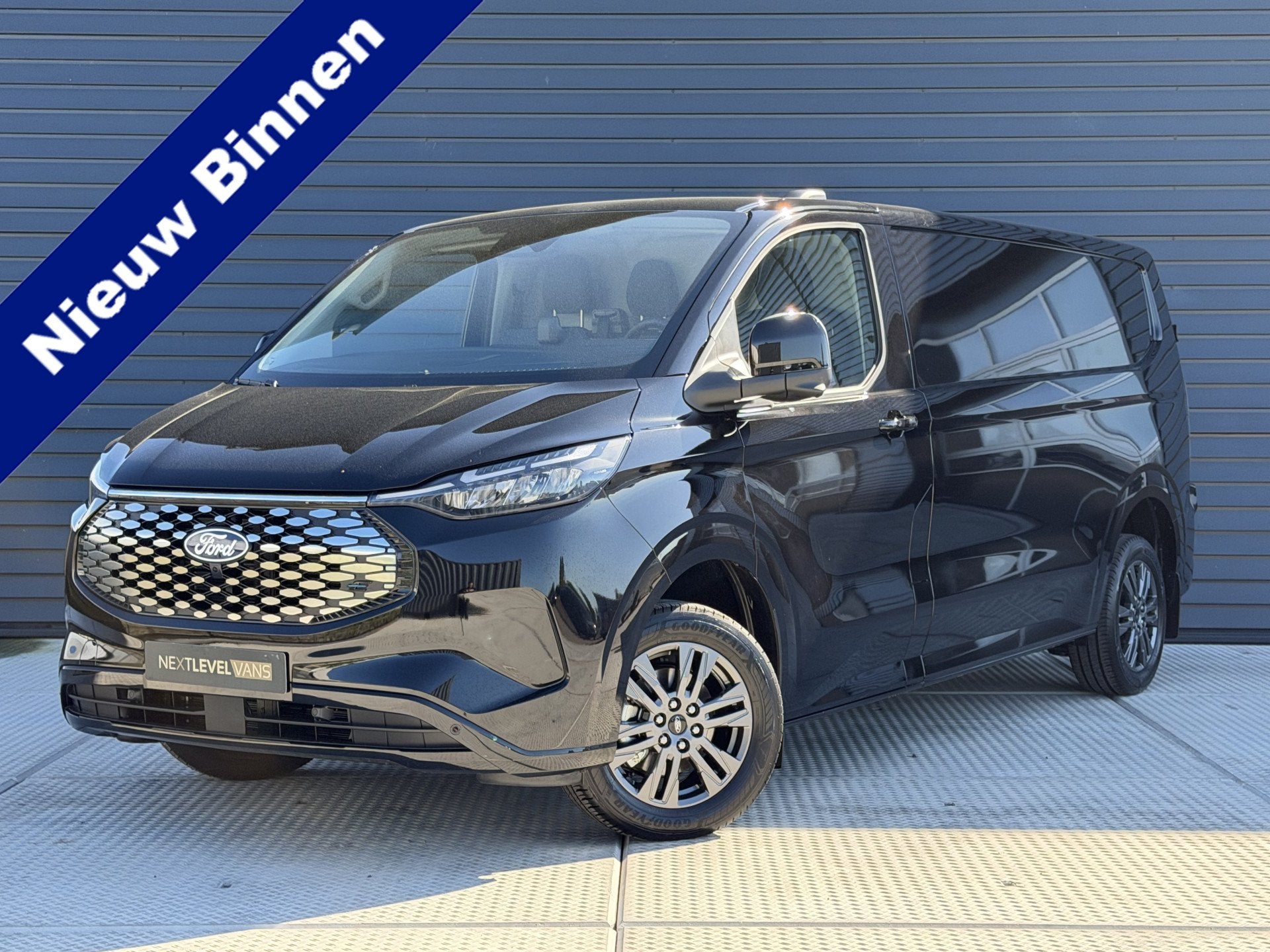 Ford E-Transit Cust. 340 L2H1 Limited 71 kWh 218 PK | 360 Ca, Auto's, Automaat, Gebruikt, Zwart, Zwart