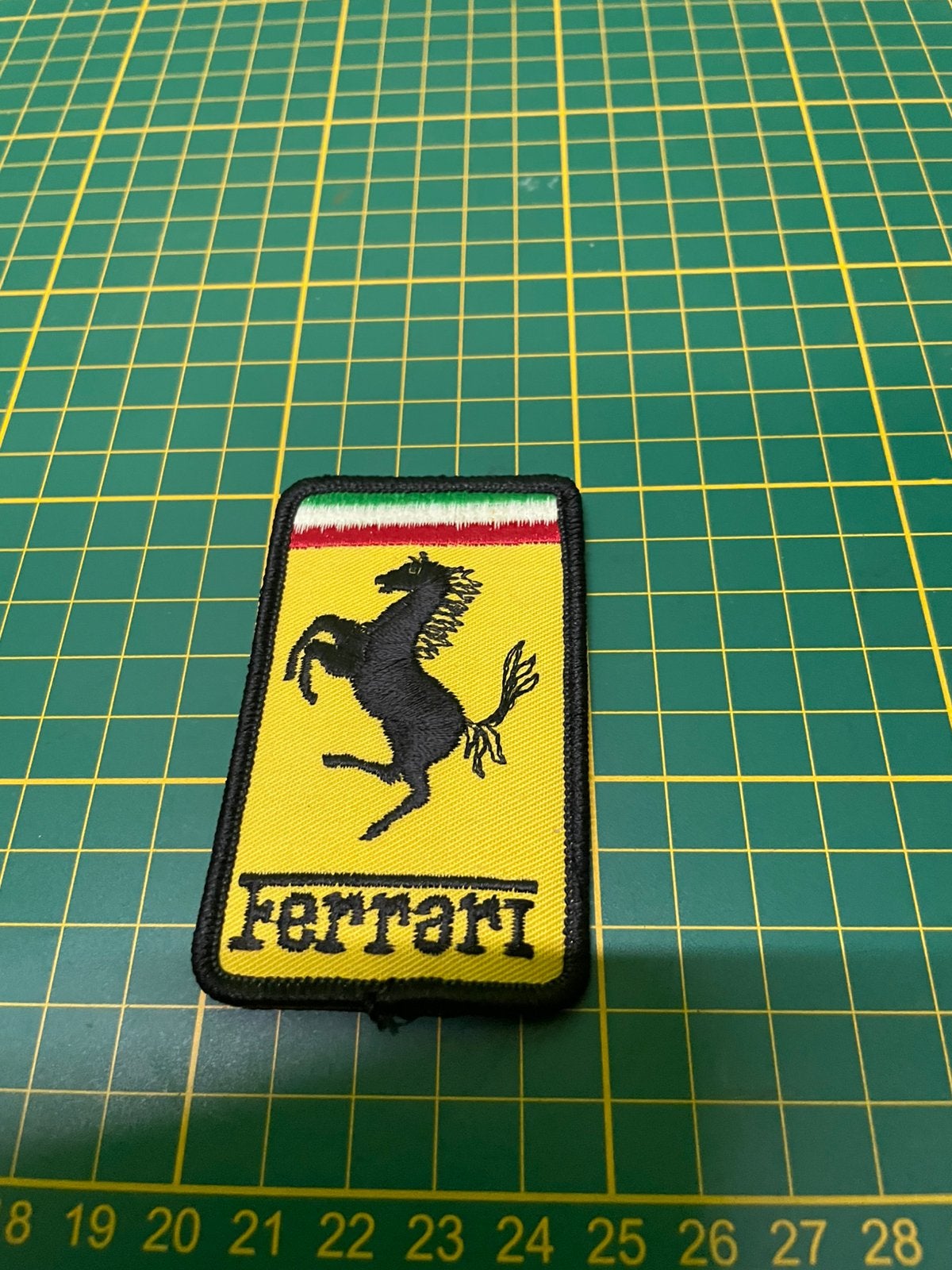 Ferrari embleem, Verzamelen, Verzenden, Zo goed als nieuw, Auto's