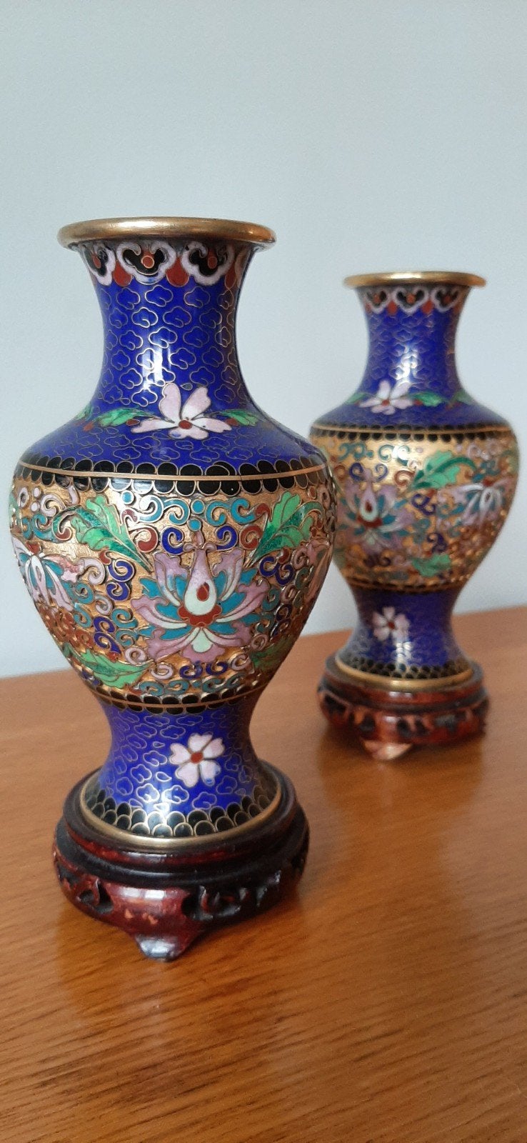 Prachtig paar Cloisonné vazen met bloemmotieven, Antiek en Kunst, Ophalen of Verzenden