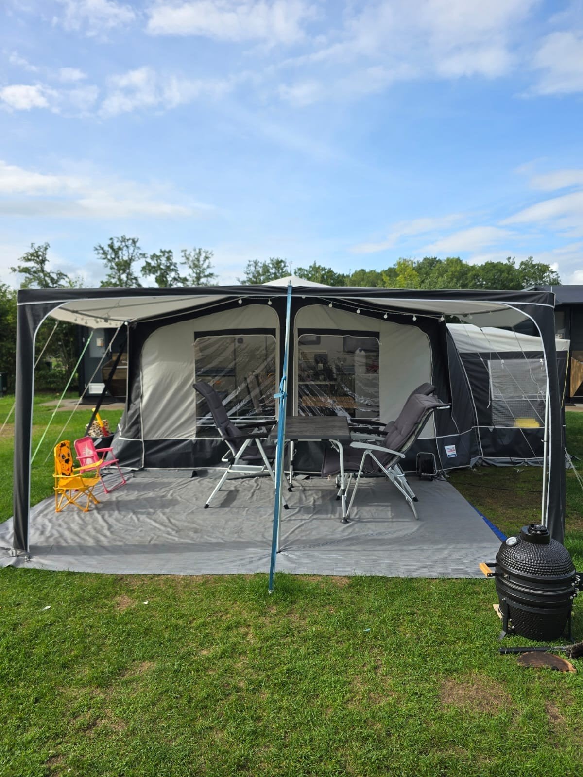 Hobby Classic 100 Caravan met voortent en luifel, Vast bed, Hobby, Bedrijf, Gascomfoor